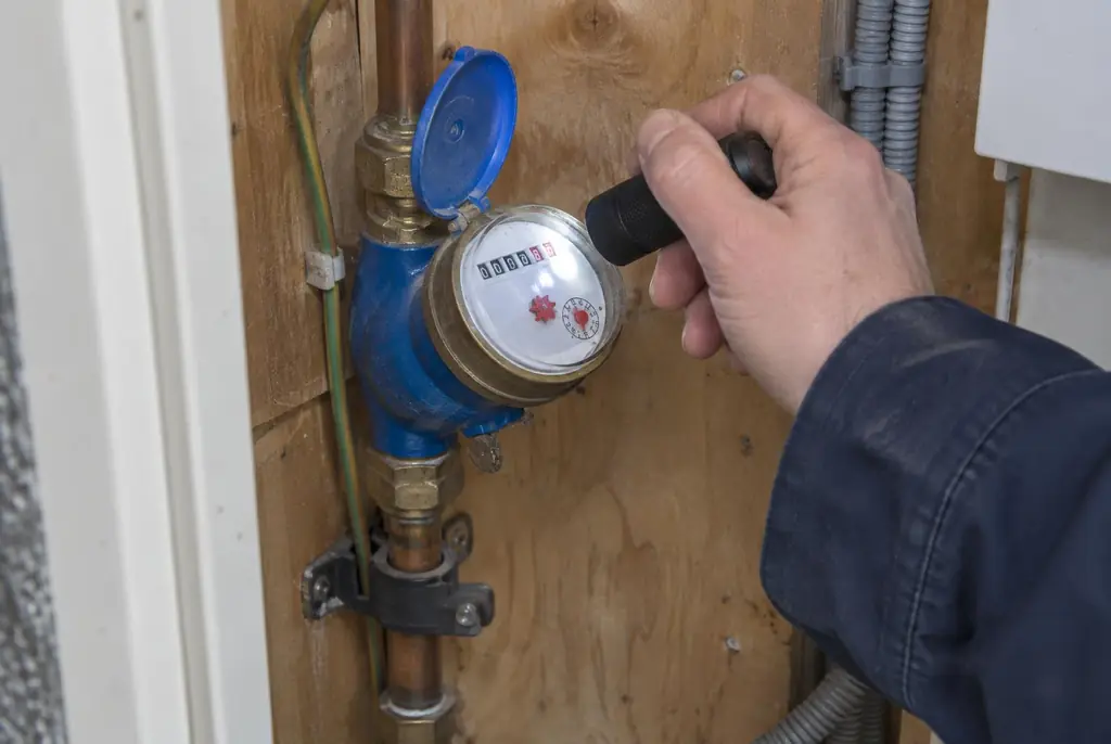 Lekdetectie Ommen – watermeter in de meterkast controleren met een zaklamp